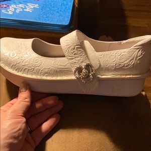 White Algeria nursing shoes